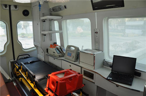 乌兰县救护车内部